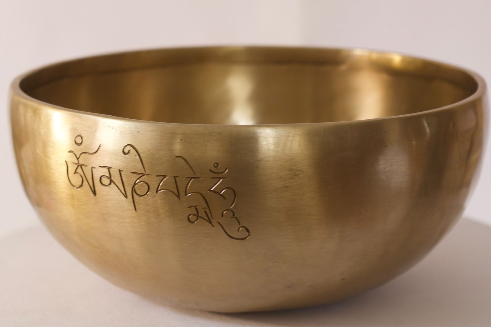 Compassion Mantra Tibetan Singing bowl - [8.2" , F3# 180Hz]